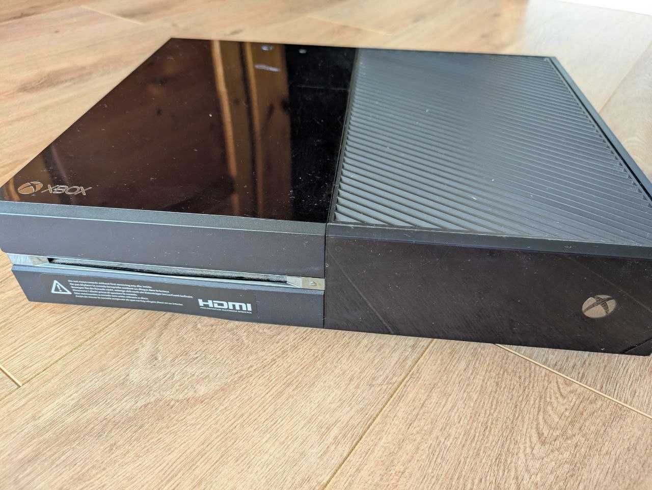 Xbox One с 2 джойстика и 5 игри