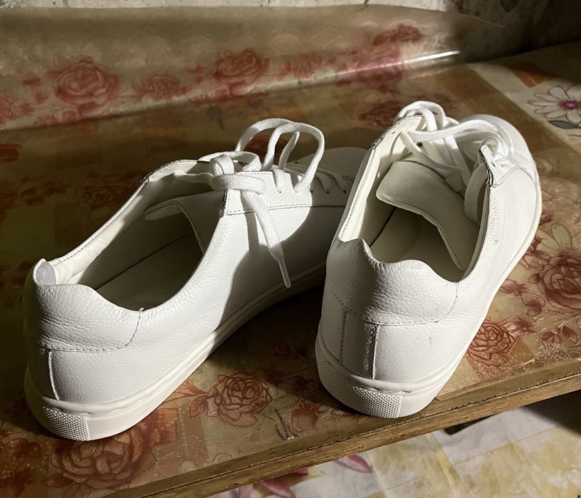 Adidași Albi Eleganți Moss – Noi, Niciodată Purtați