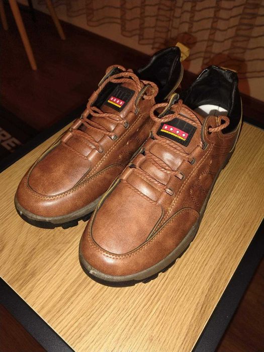 Мъжки нови обувки