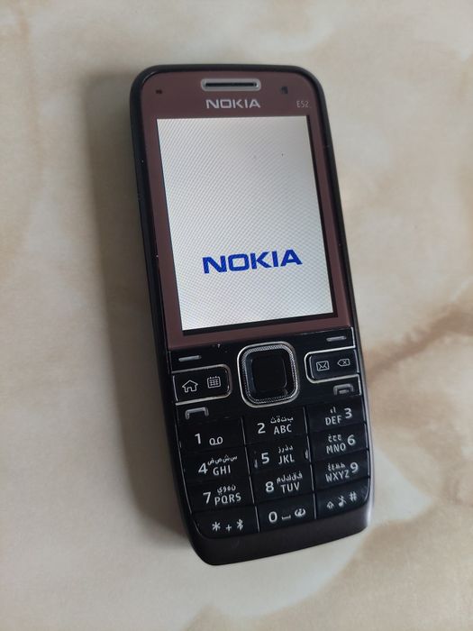 Vând Nokia E52 Mocca Brown codat Vodafone [cu un defect] //poze reale