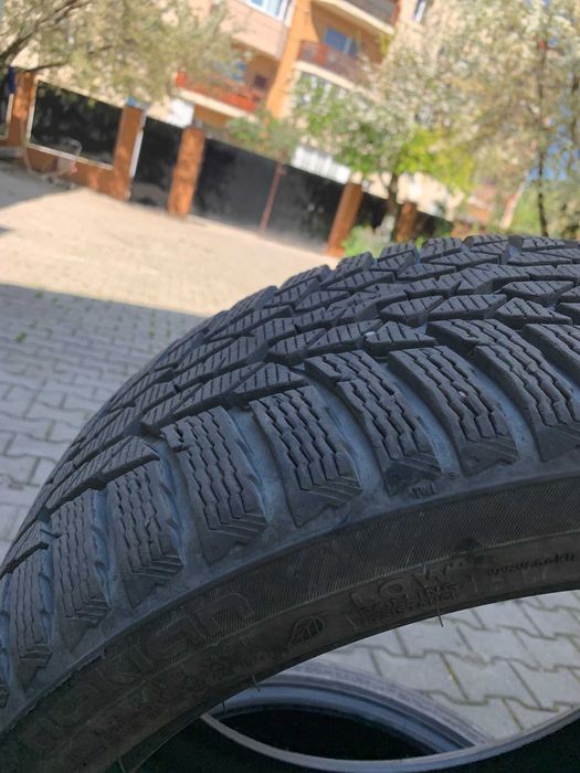 Vand 2 anvelope Nokian  225/40 R18 XL