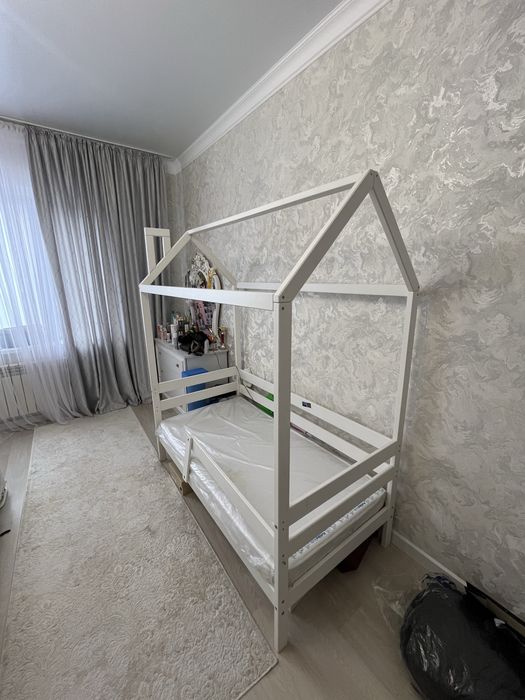 Продам детскую кровать с новым матрасом