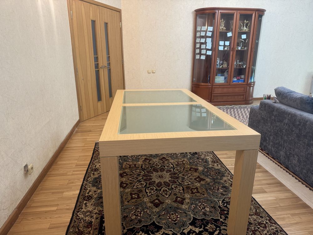 Современный стол из дерева и стекла – отличное состояние