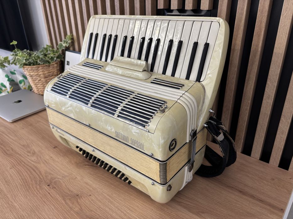 Vand acordeon Italian Septimio Soprani cu 48 de basi