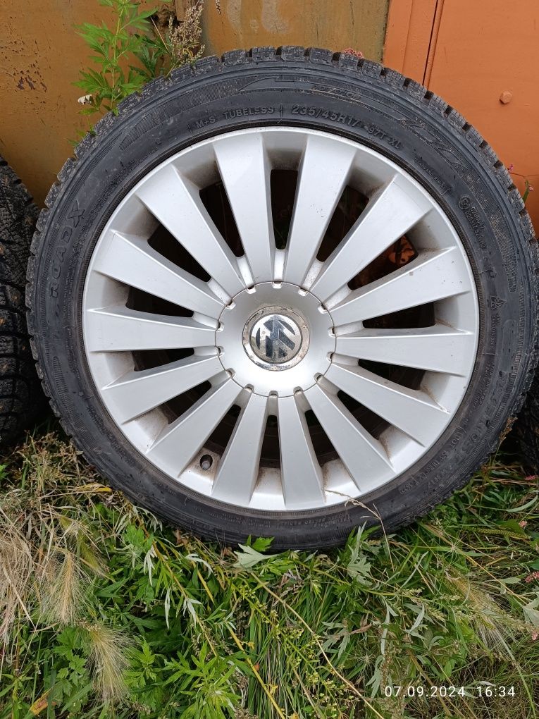 Зимние шипованные шины 235/45 R17  на оригинaл дисках R17 Volksw