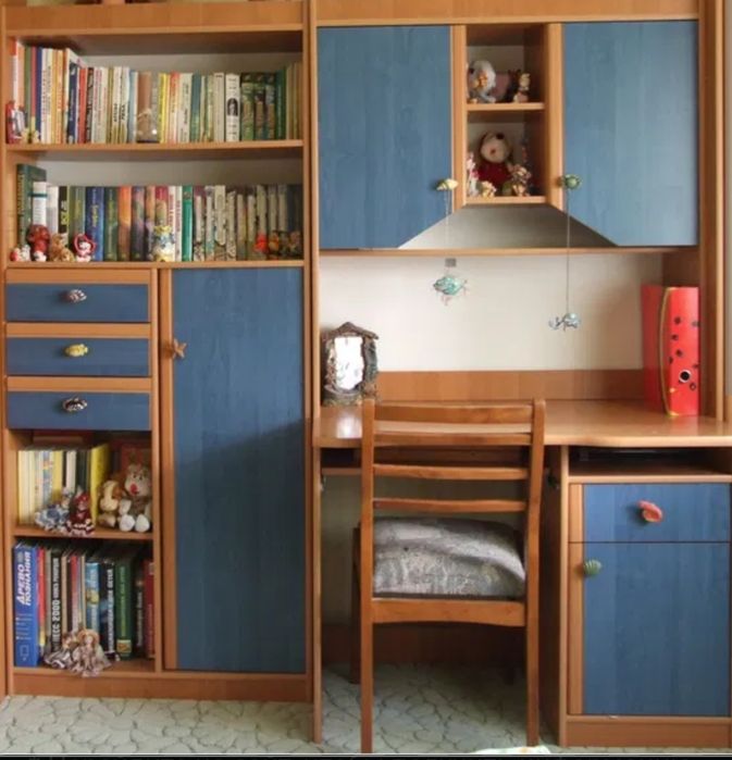 Продам подростковый стол со шкафом