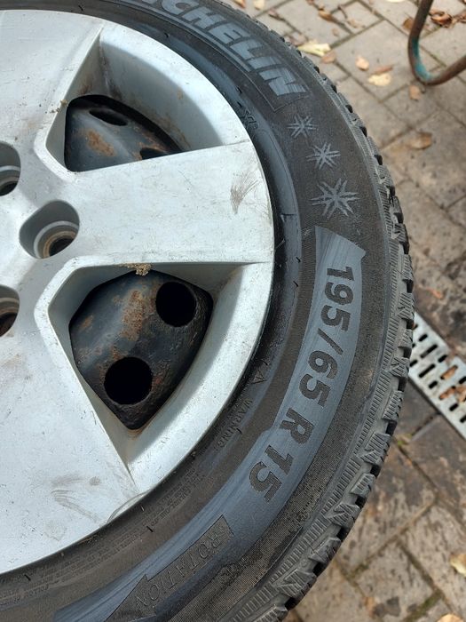 Anvelope iarna cu jante tabla și capace