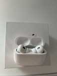 Airpods Pro 2.