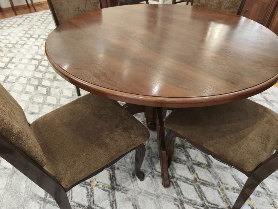 Обеденный стол и стулья