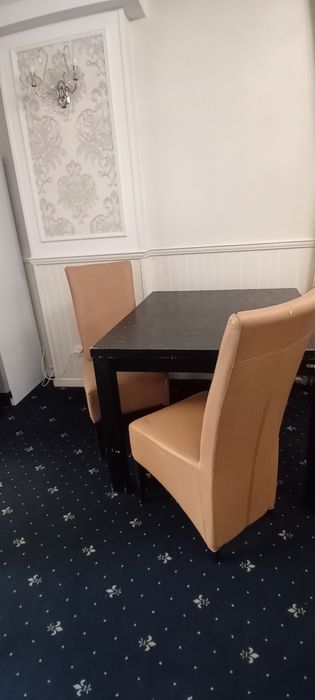 Vând mese, scaune și huse – perfecte pentru evenimente