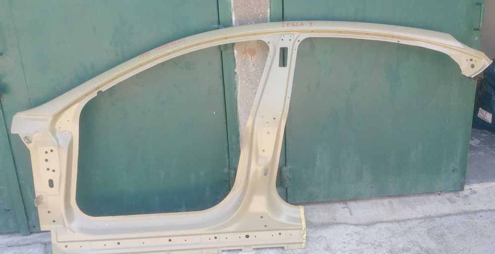 Ляв панел Tesla Y
