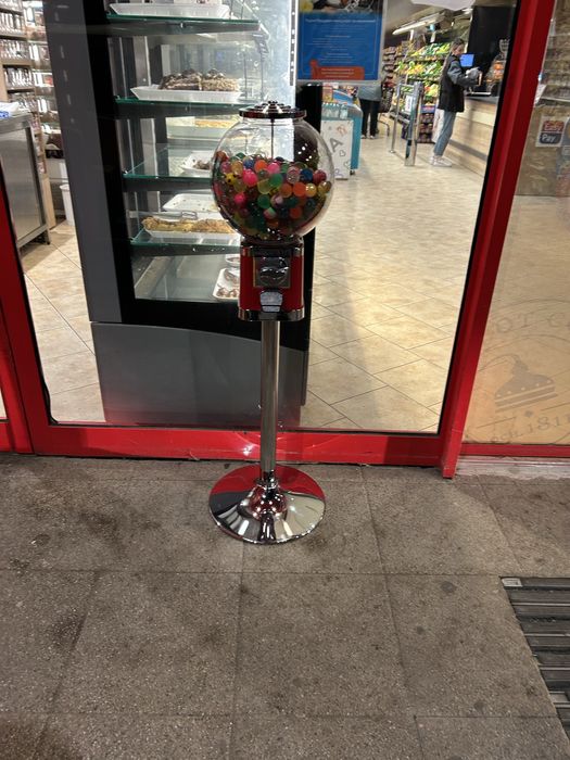 Вендинг машина за детски топчета