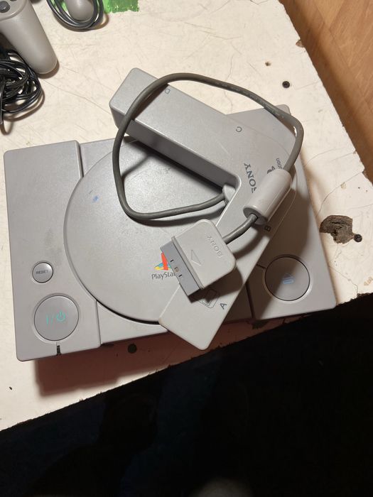 Dau PlayStation 1 Sony cu tot jocuri la el schimb doar cu un telefon