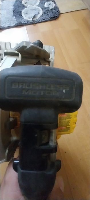 Vând circular de mânã Dewalt 20v cu acumulatori .