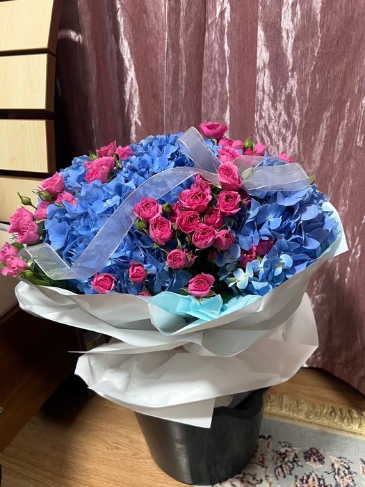 цветы свежий гортензия и кустовые розы