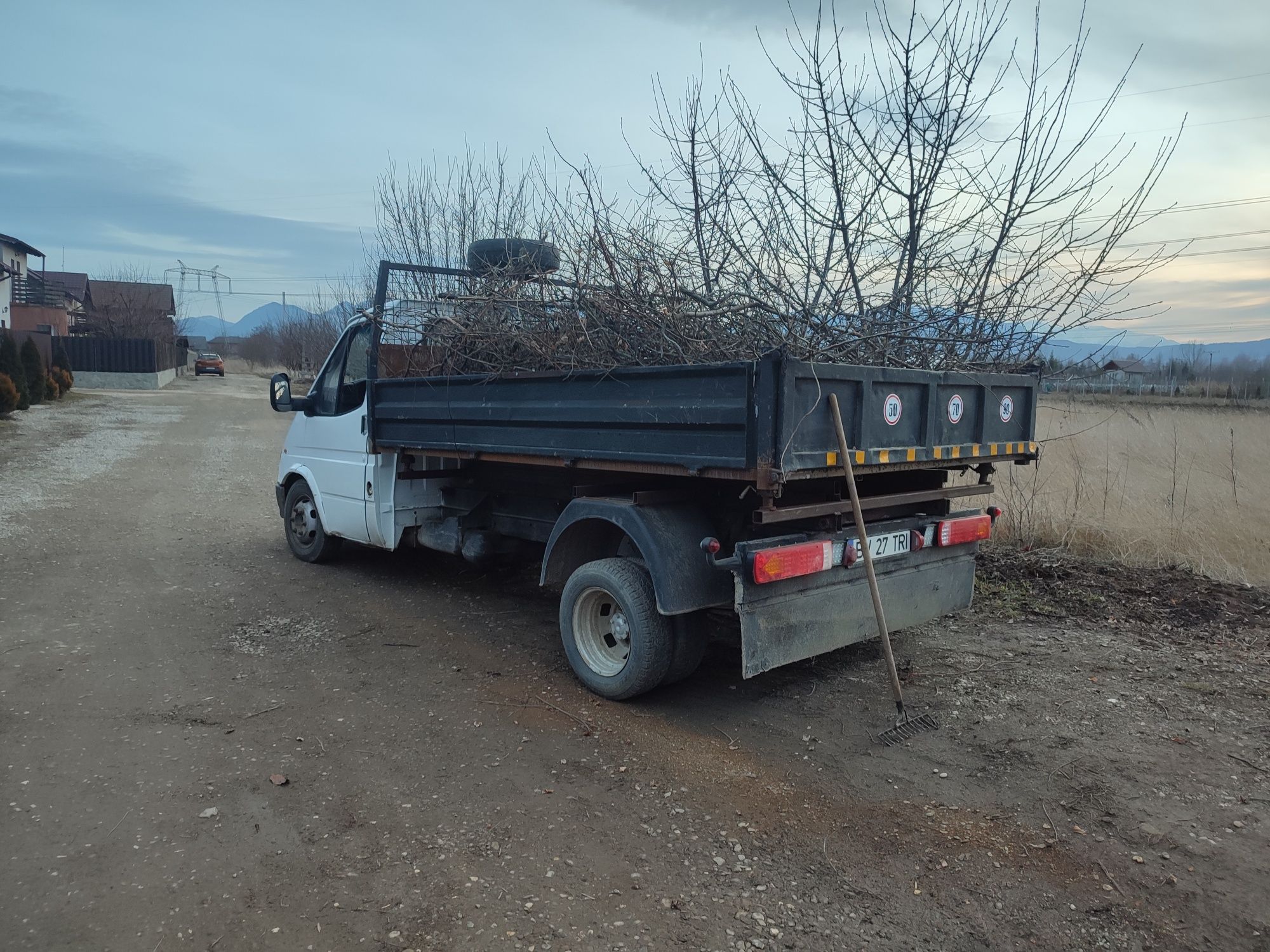 Transport Basculabil Trei Părți