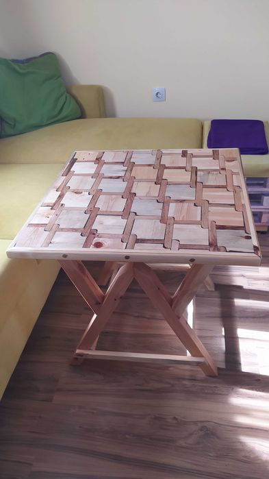 Малка маса – ръчна авторска изработка – бук/бор