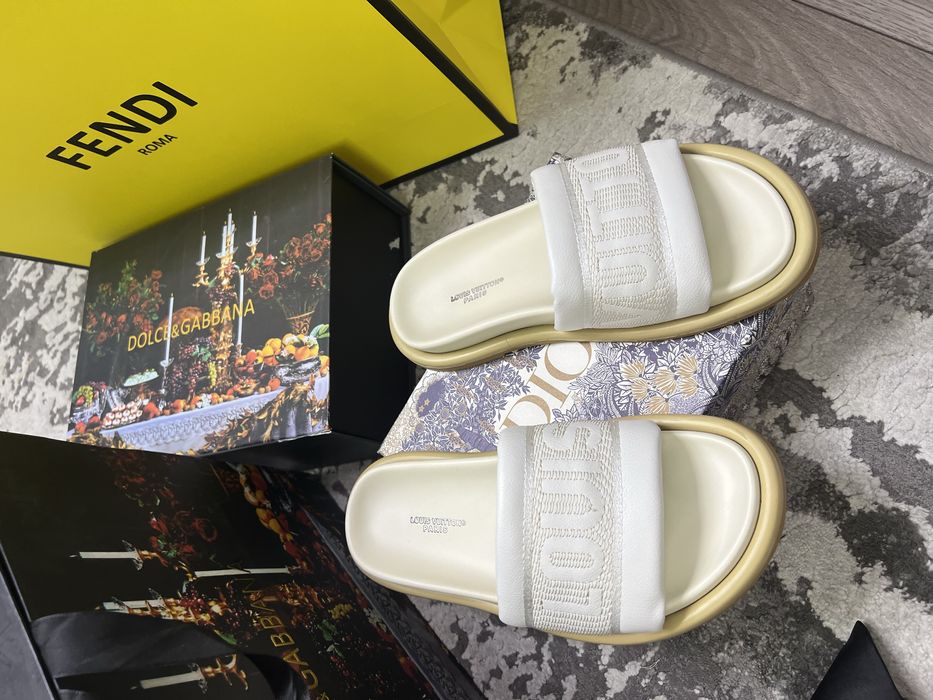 Papuci-Slapi Louis Vuitton  - POZE REALE- calitate superioară