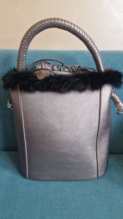 Чанта с пух, къса и дълга дръжка.