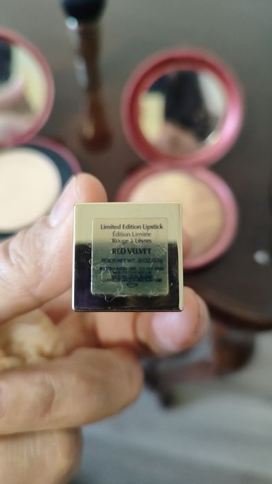 Червило Estee lauder , пудра и бронзант и четка Kiko Milano.