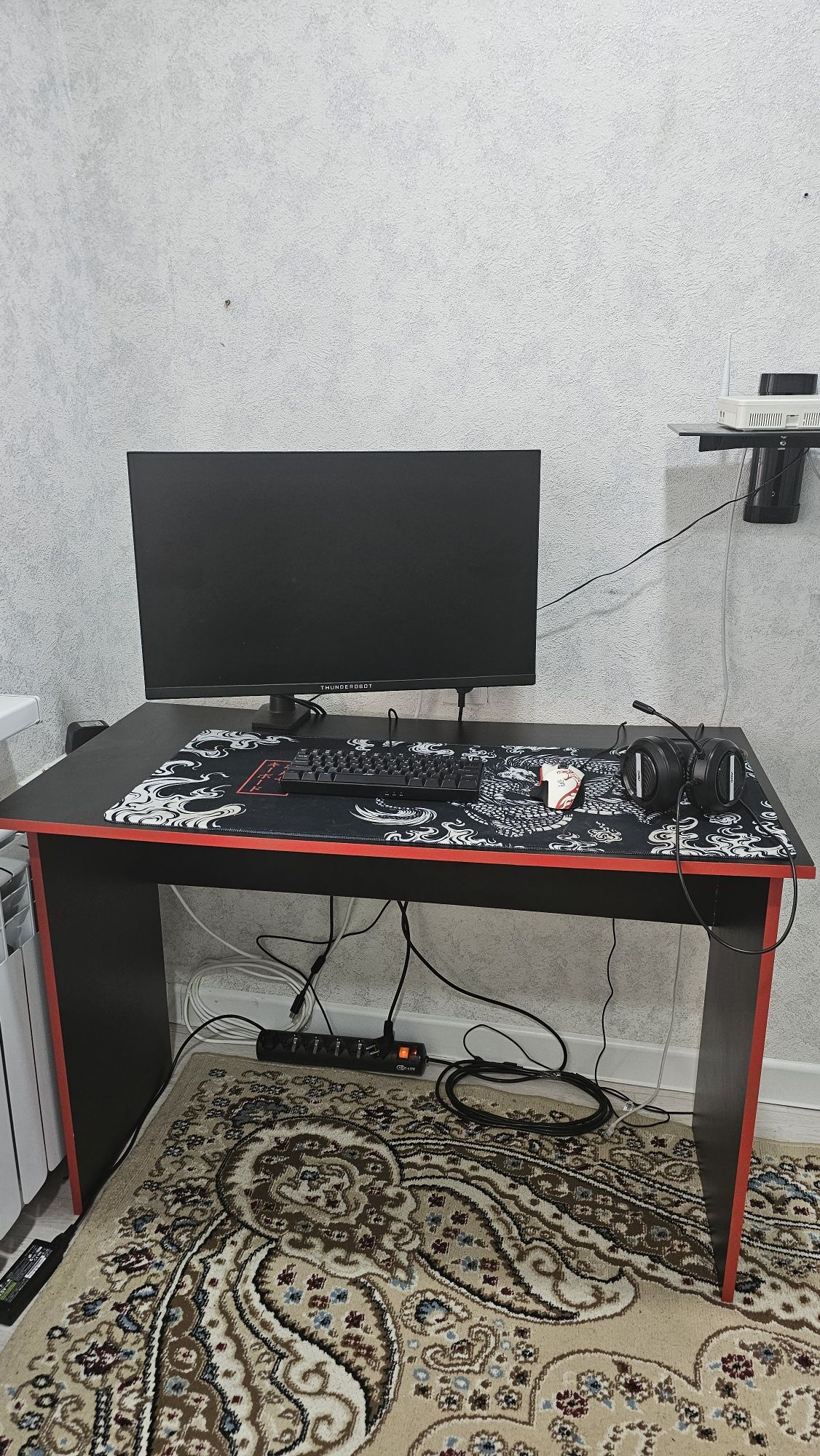 Монитор с кронштейном