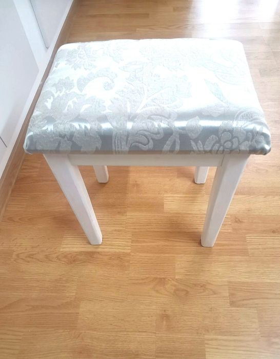 Taburet lemn masiv cu tapițerie