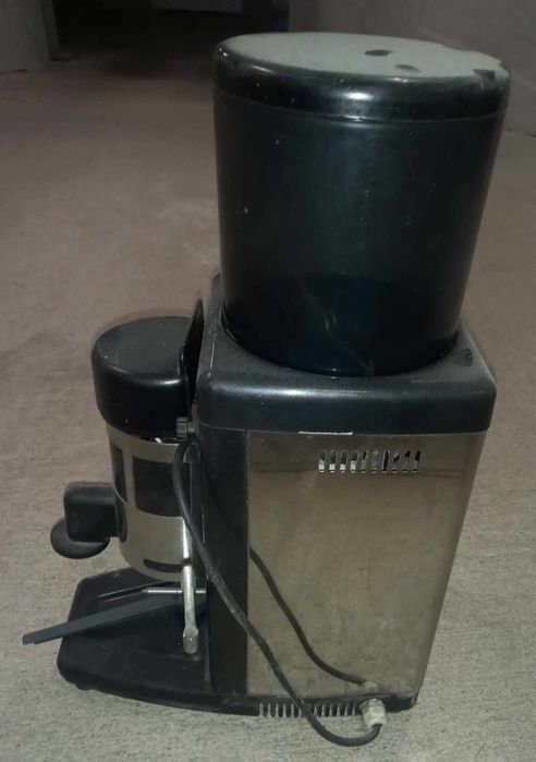 Продавам професионална кафемелачка Brasilia