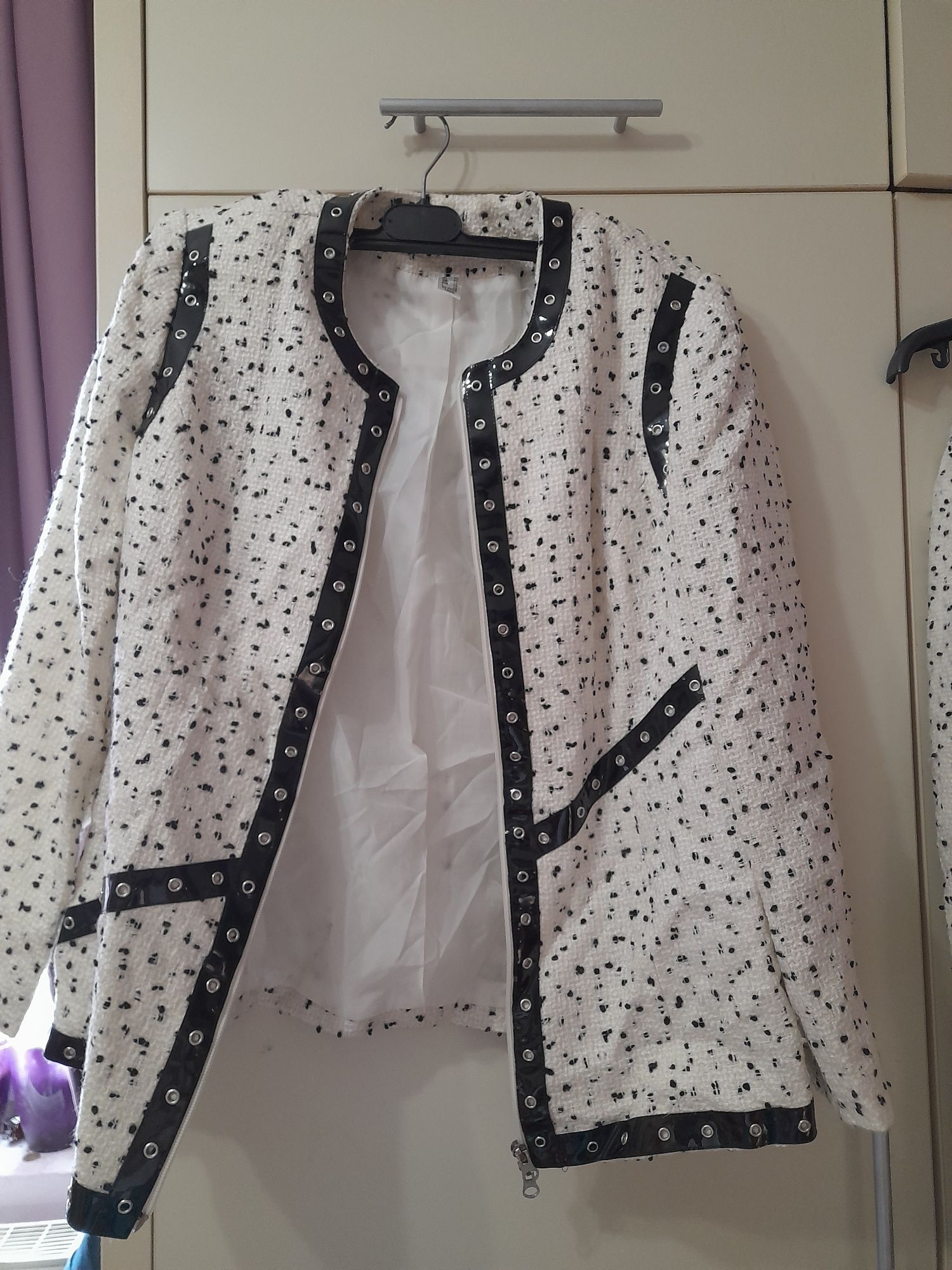 Compleu damă, cu fustă, alb cu negru, măsura 40