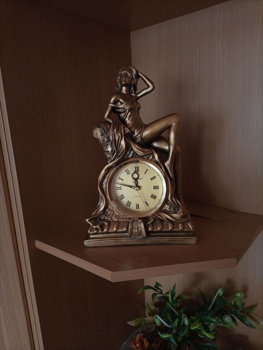 Настольные часы продам