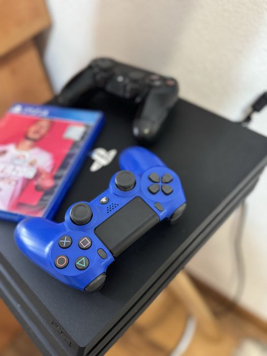 Ps4 pro doua manete un joc