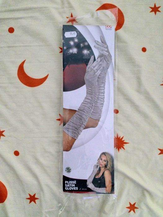 Vand peruca si recuzita carnaval