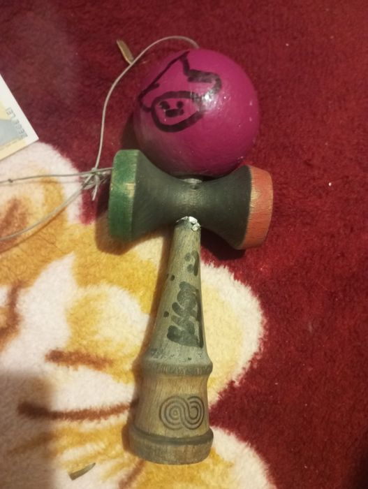 Kendama USA semnată de bisoi CRBL și xremus