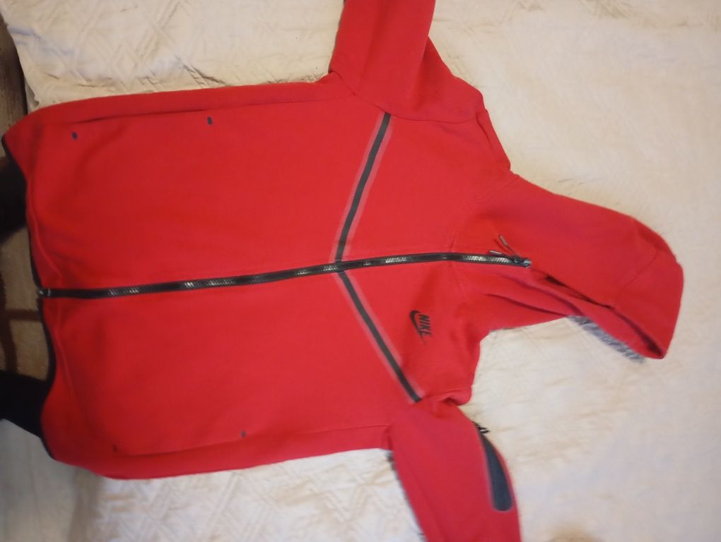 Здравейте продавам nike tech fleece  червен.
