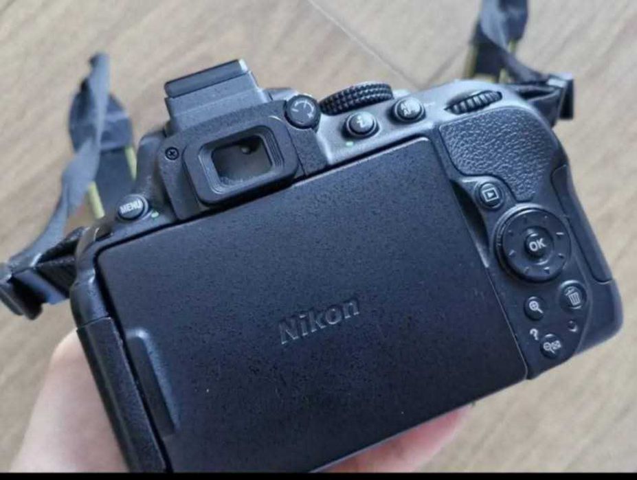 DSLR Nikon D5300+Obiectiv AF-P 18-55mm VR + Baterie+Geanta+Card 32GB