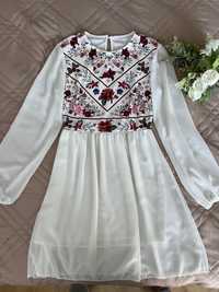 Красива бяла рокля с цветя