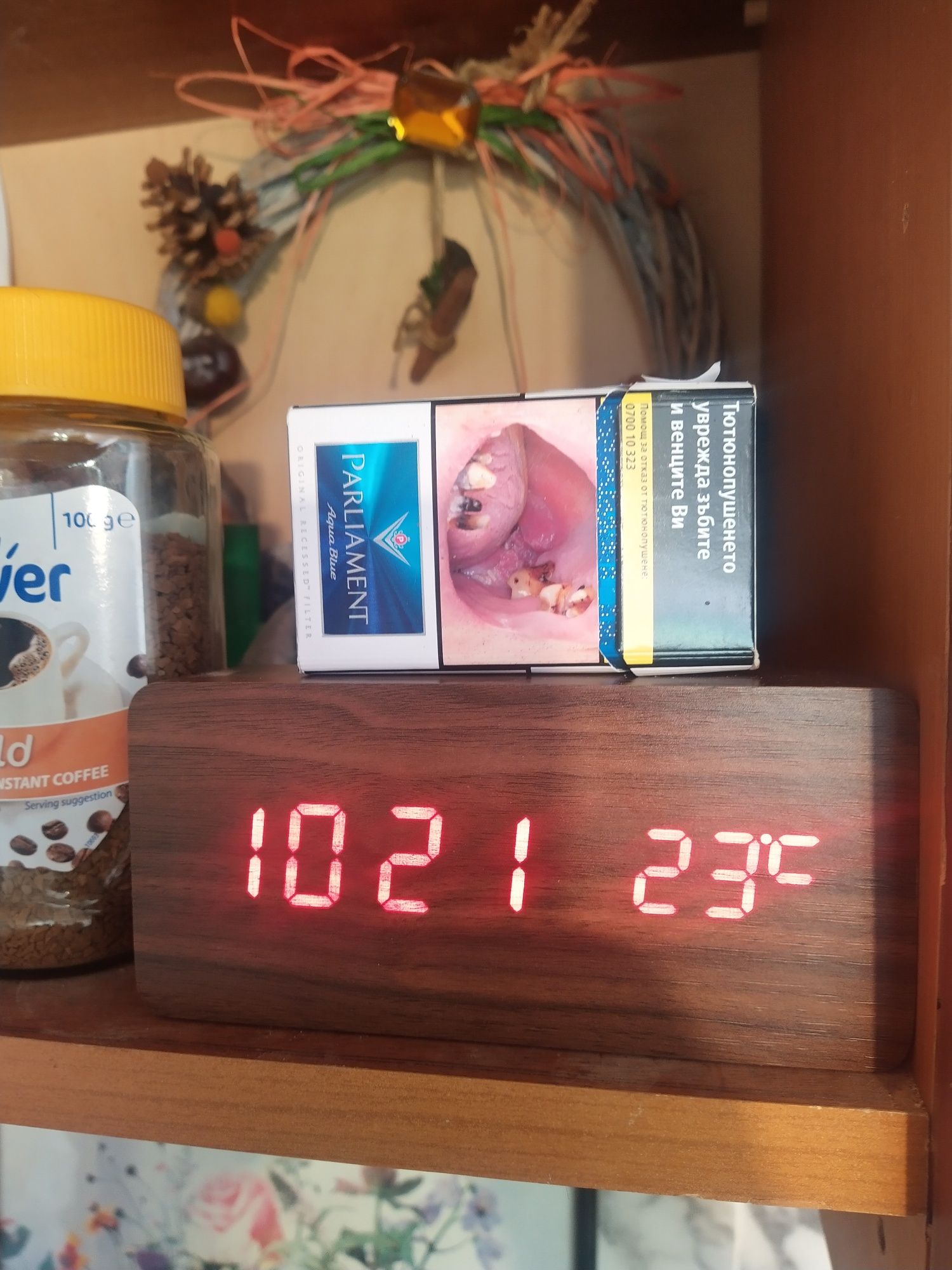 Часовник  термометър и дата