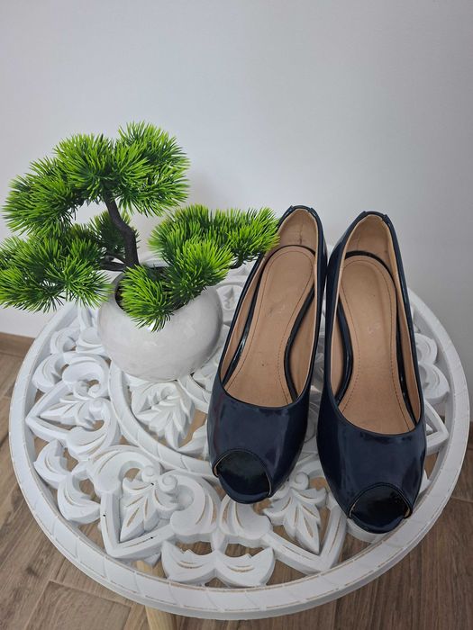 Pantofi eleganți, potriviți pentru nunți, botezuri