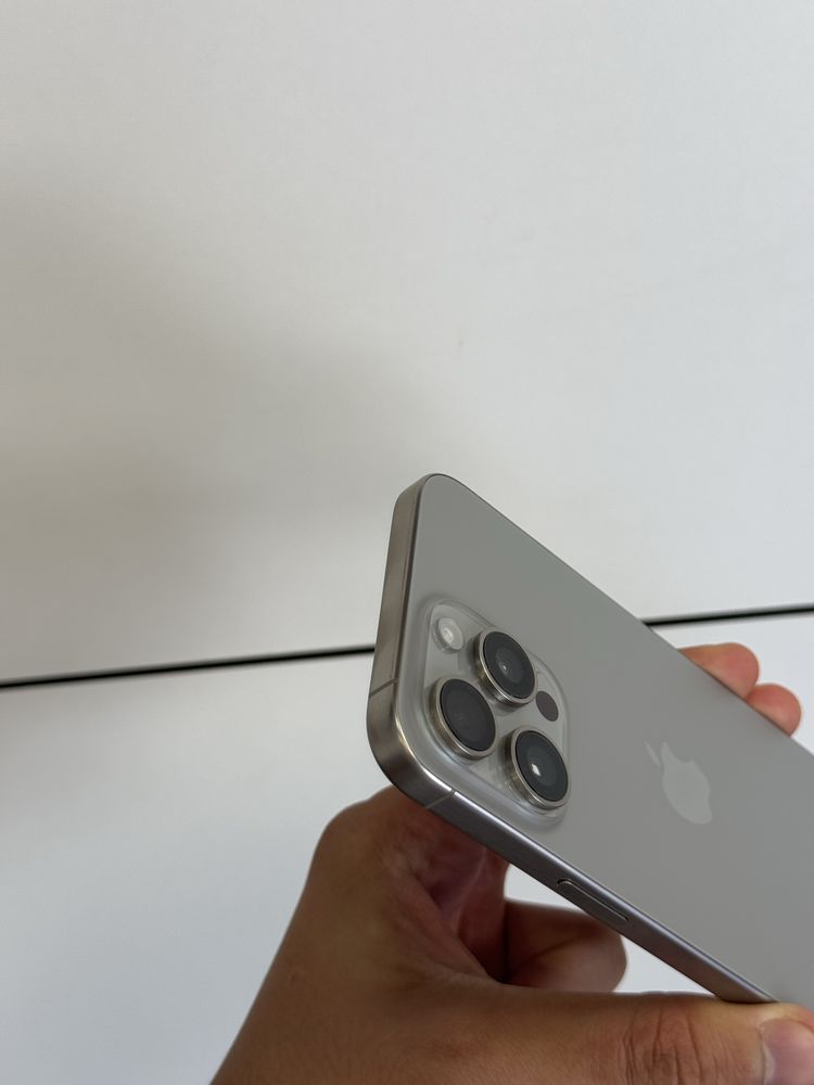 Продавам перфектен iPhone 15 PRO MAX