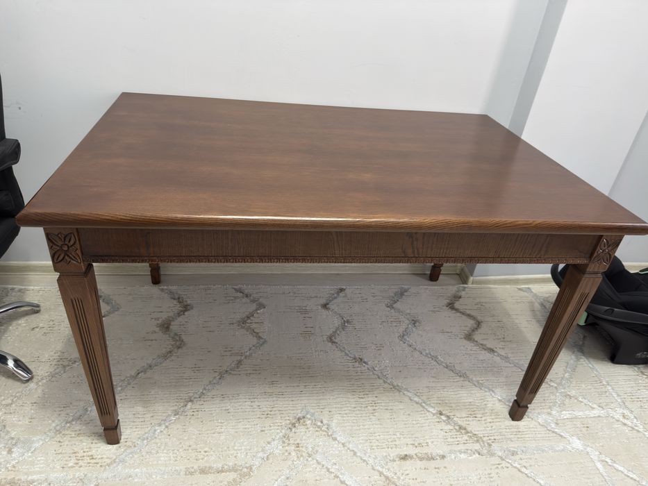 Продается стол из натурального дуба шпон есть каспи ред и 0-0-12