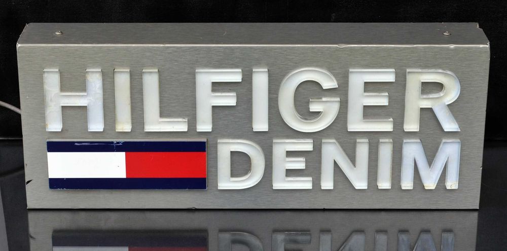 Reclama luminoasa Tommy Hilfiger DENIM