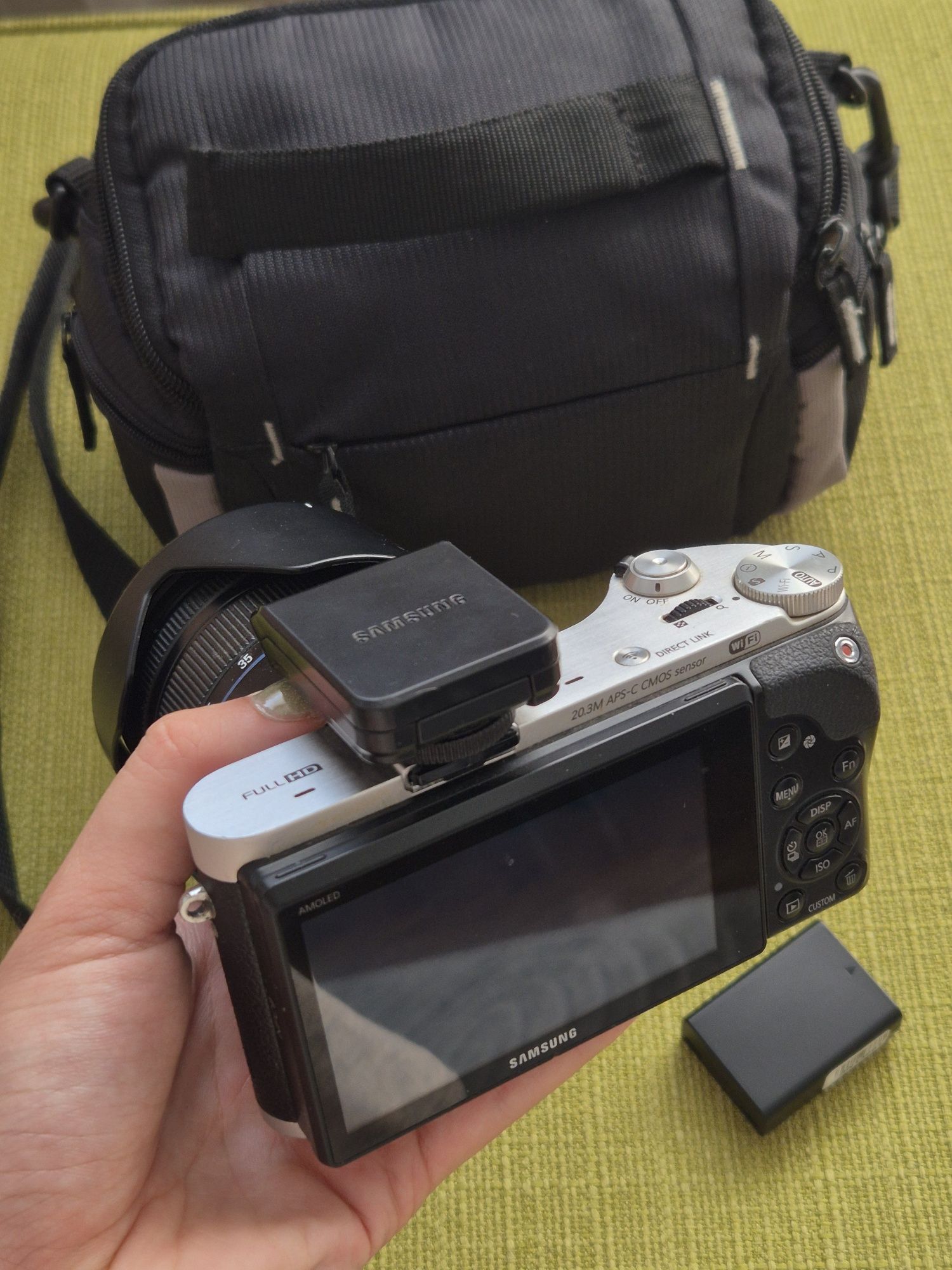 Samsung NX300 Mirrorless, 2 baterii, husă și parasolar