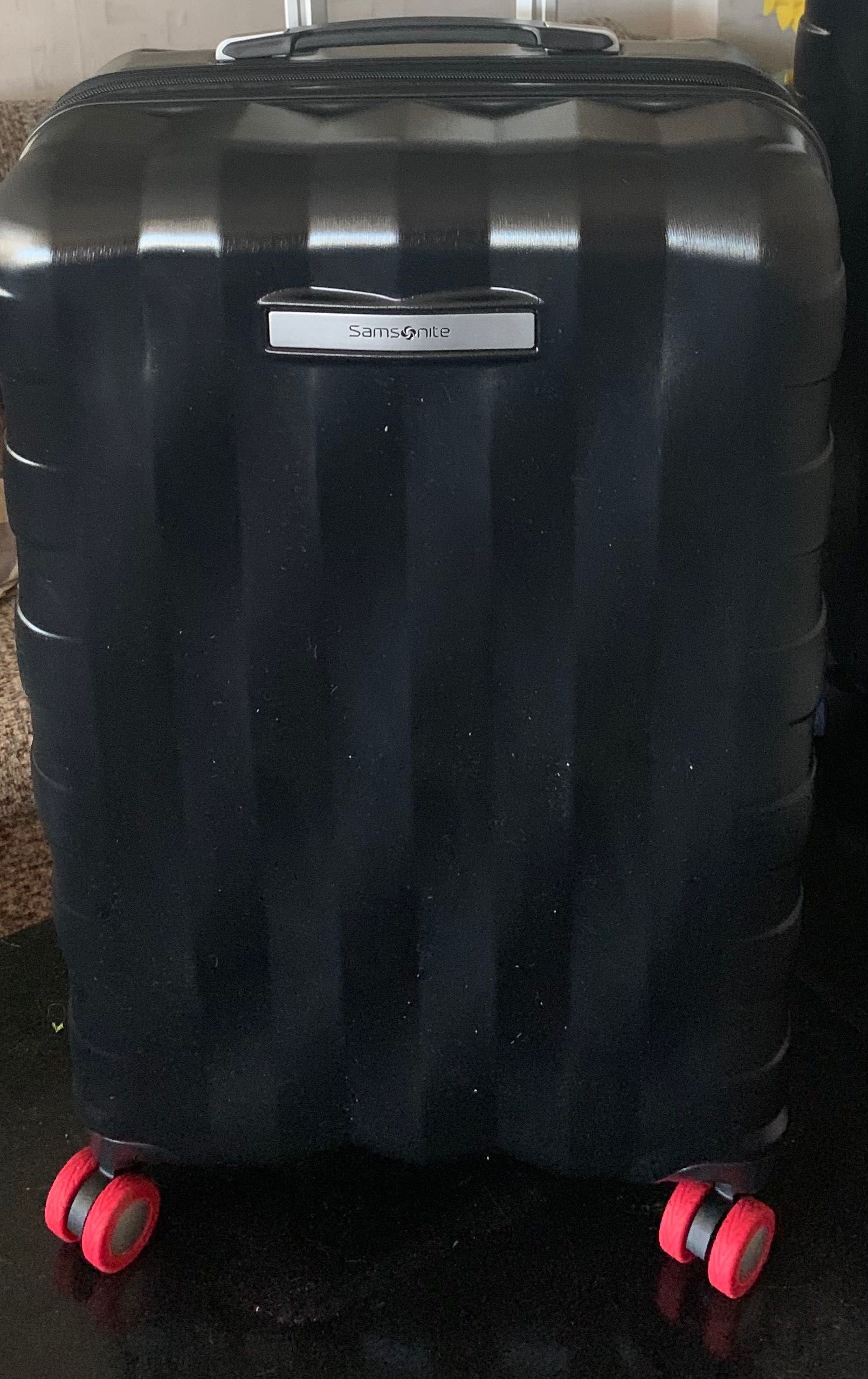 Продавам чисто нови куфари Samsonite