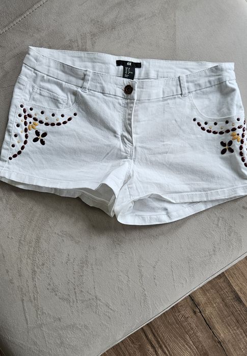 Vand pantaloni si fusta scurta