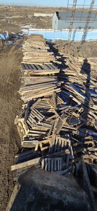 Продам остатки брус и стропилы сломанные на дрова целый камаз с прицеп