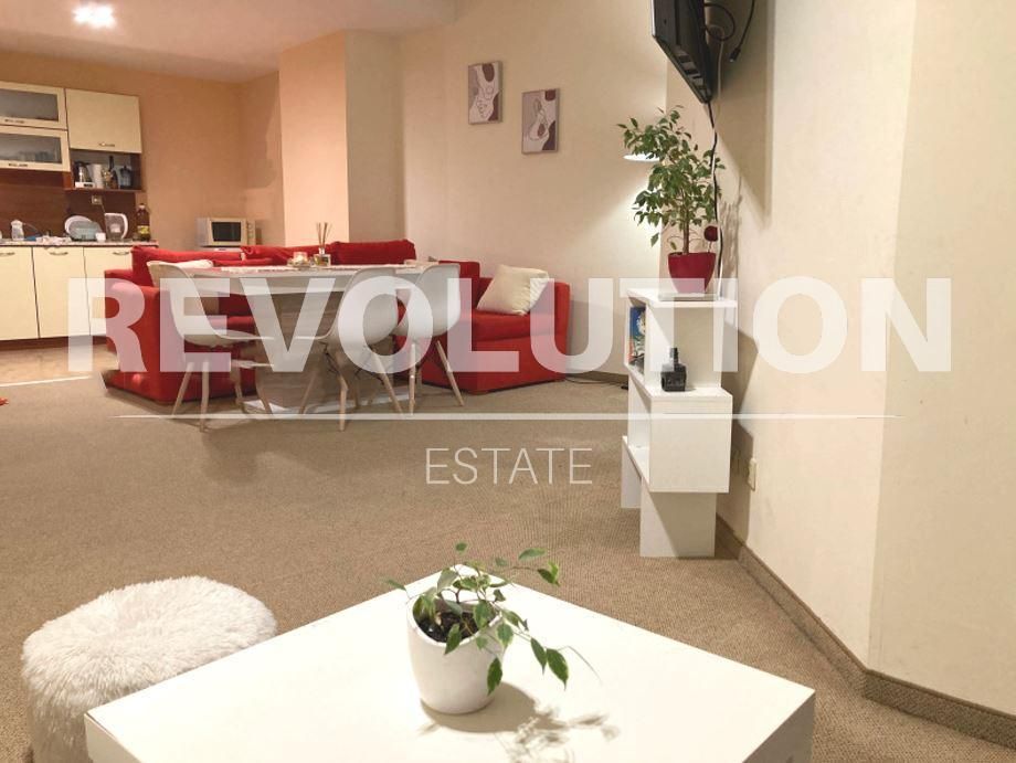 Тристаен апартамент в района на к.к Златни пясъци!