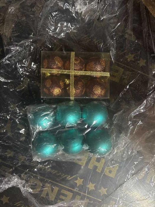 Комплект перлени коледни топки – 6 броя в различни цветове + подарък