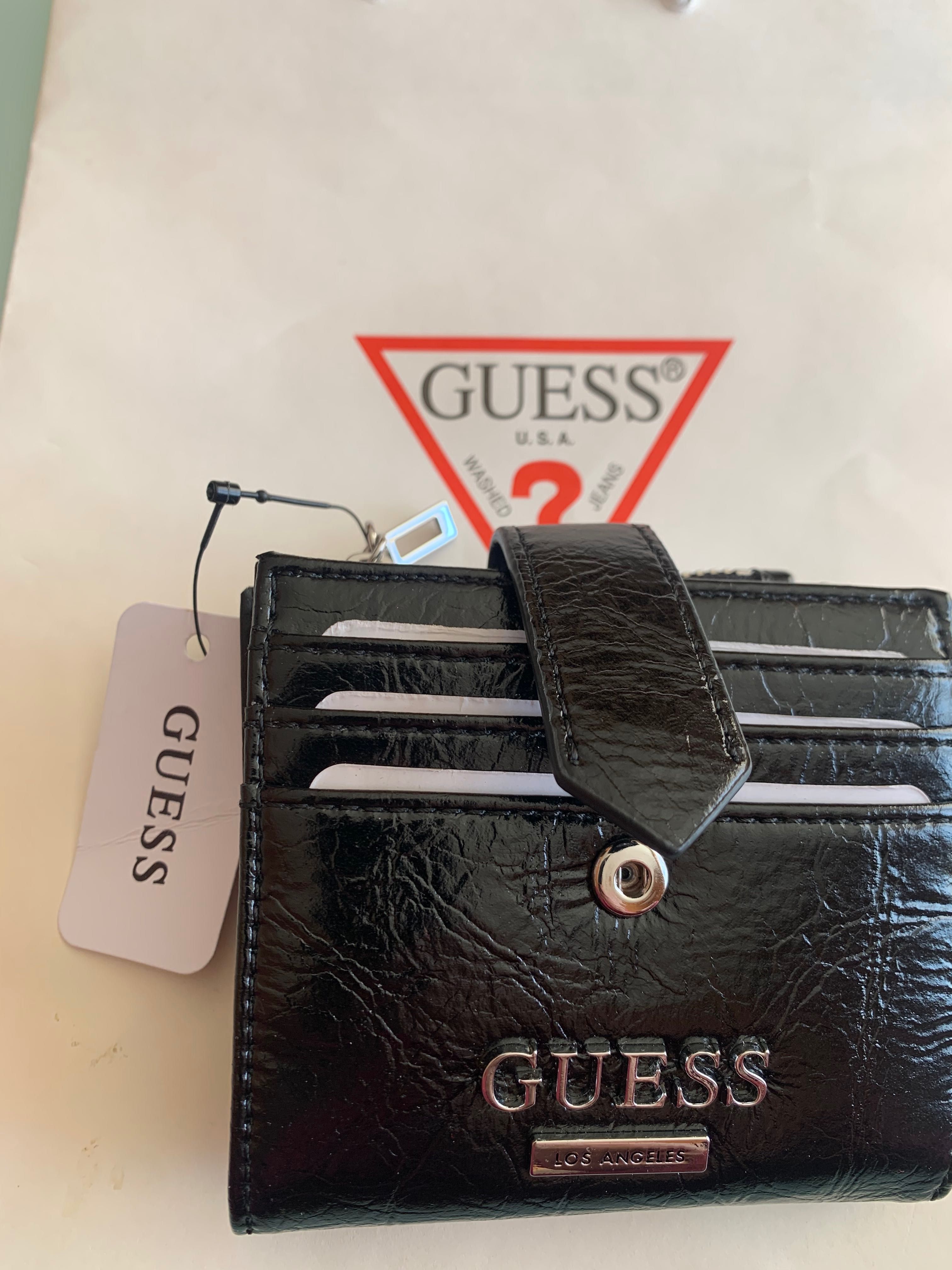 Guess Портфейл с държач за карти с визия на черна лачена кожа