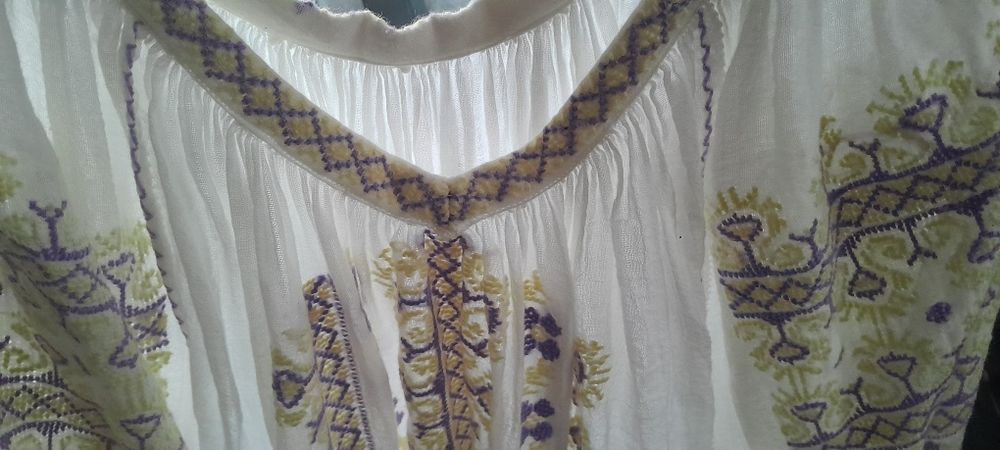 Ie tradițională cusuta manual impecabilă