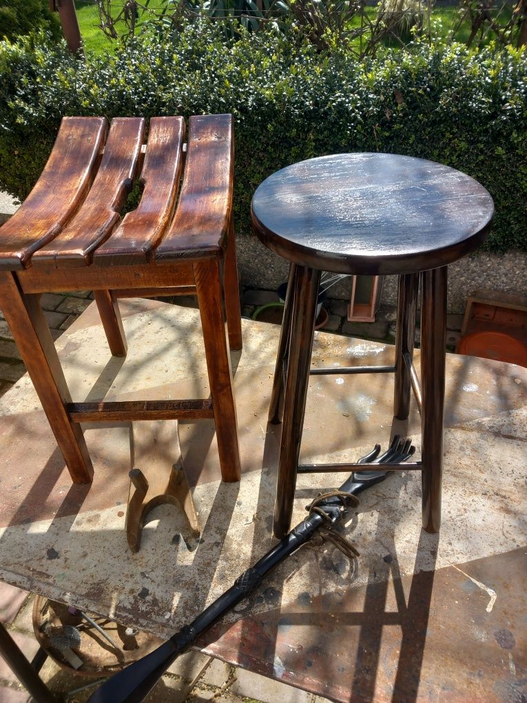 2 tabureți din lemn,descaltator,și lingură de încălțat
