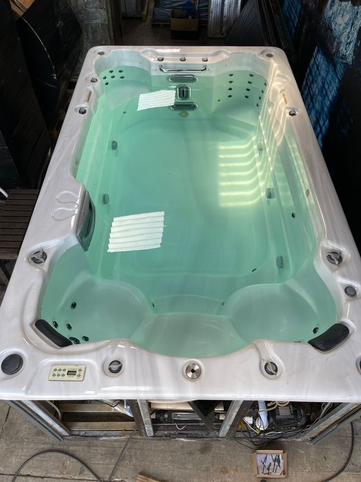 Джакузи басейн с плувен тренажор тип Суйм Спа, Канада спа +6м гаранция
